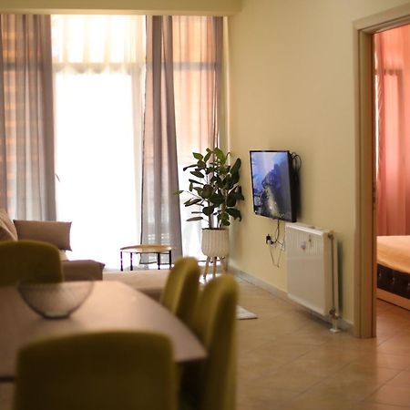 Pleasant Apartment With Free Dedicated Parking In Komuna E Parisit 티라나 외부 사진