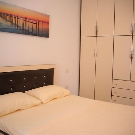 Pleasant Apartment With Free Dedicated Parking In Komuna E Parisit 티라나 외부 사진