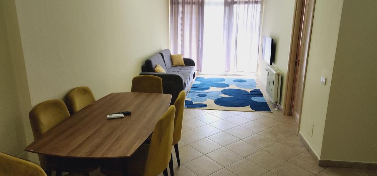 Pleasant Apartment With Free Dedicated Parking In Komuna E Parisit 티라나 외부 사진