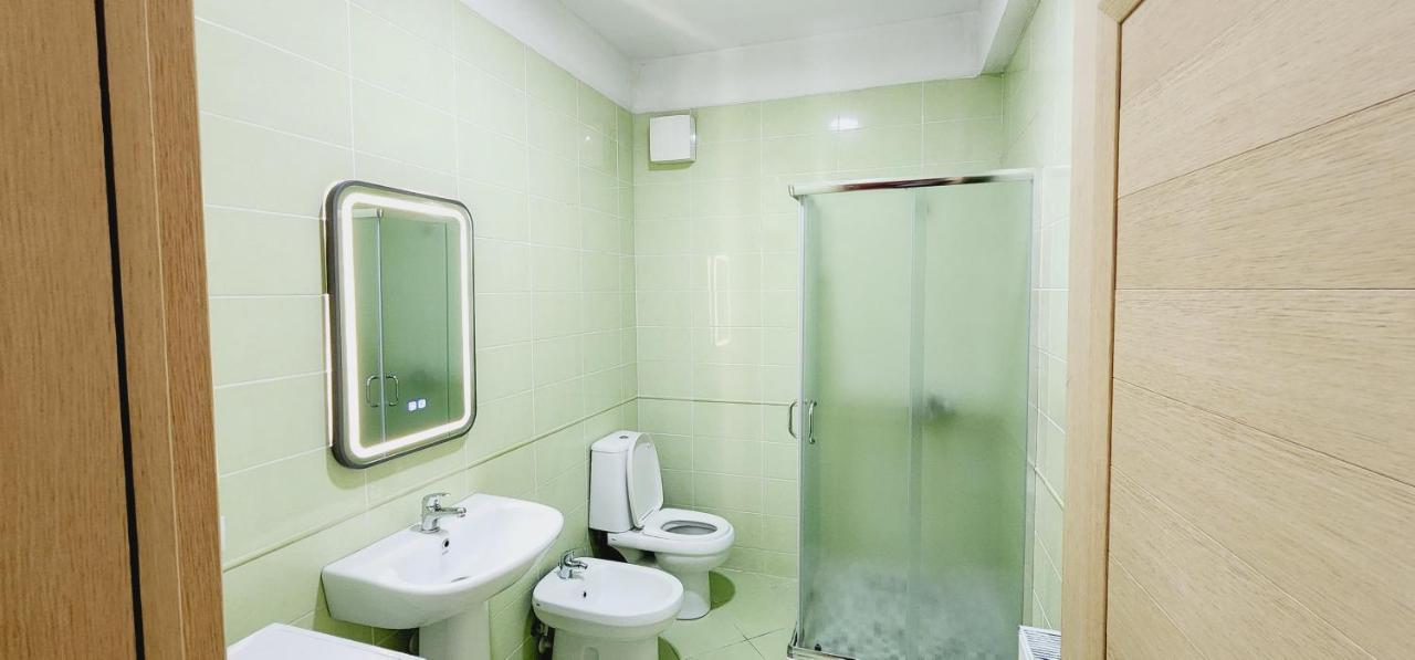 Pleasant Apartment With Free Dedicated Parking In Komuna E Parisit 티라나 외부 사진