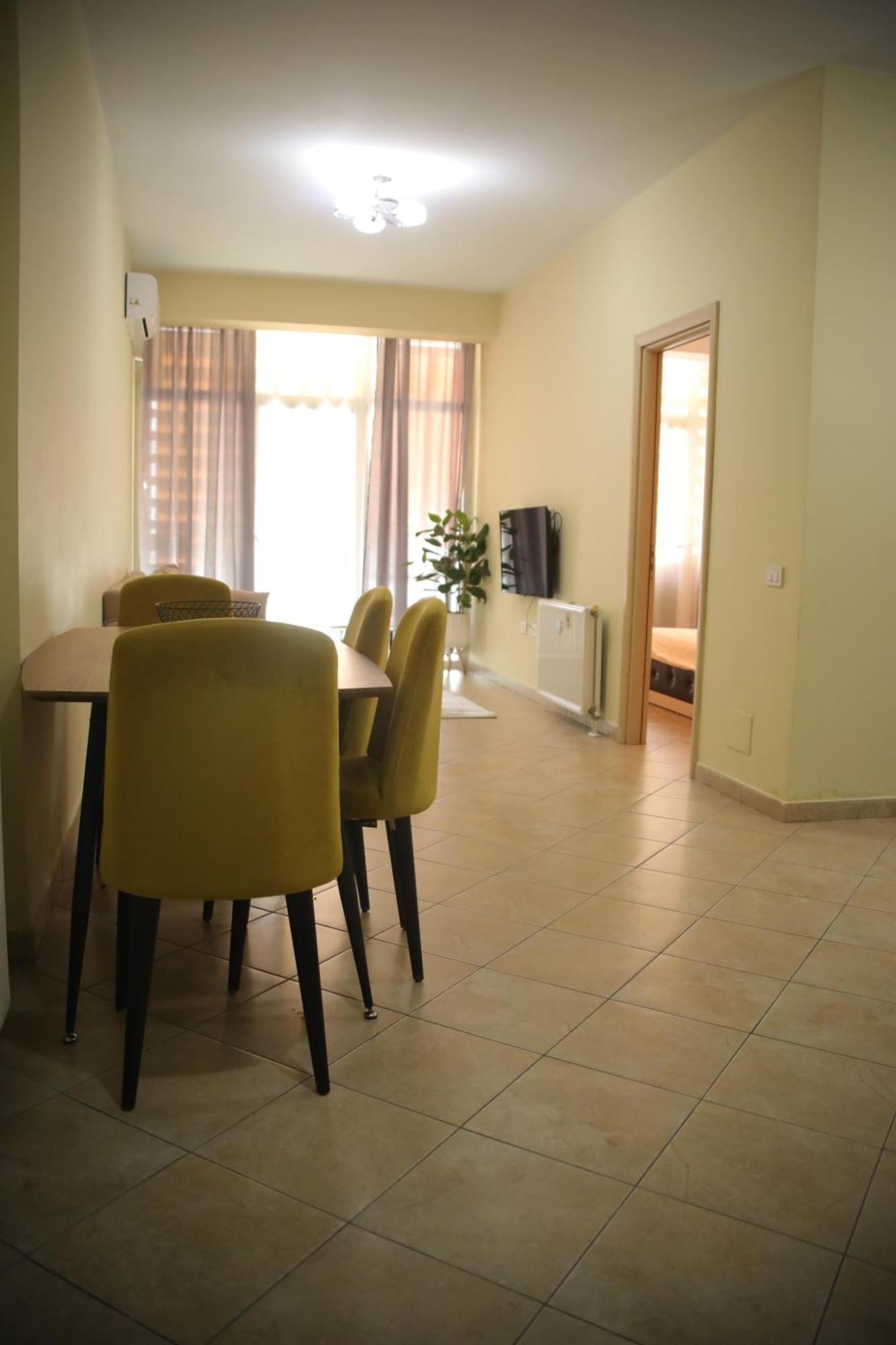 Pleasant Apartment With Free Dedicated Parking In Komuna E Parisit 티라나 외부 사진