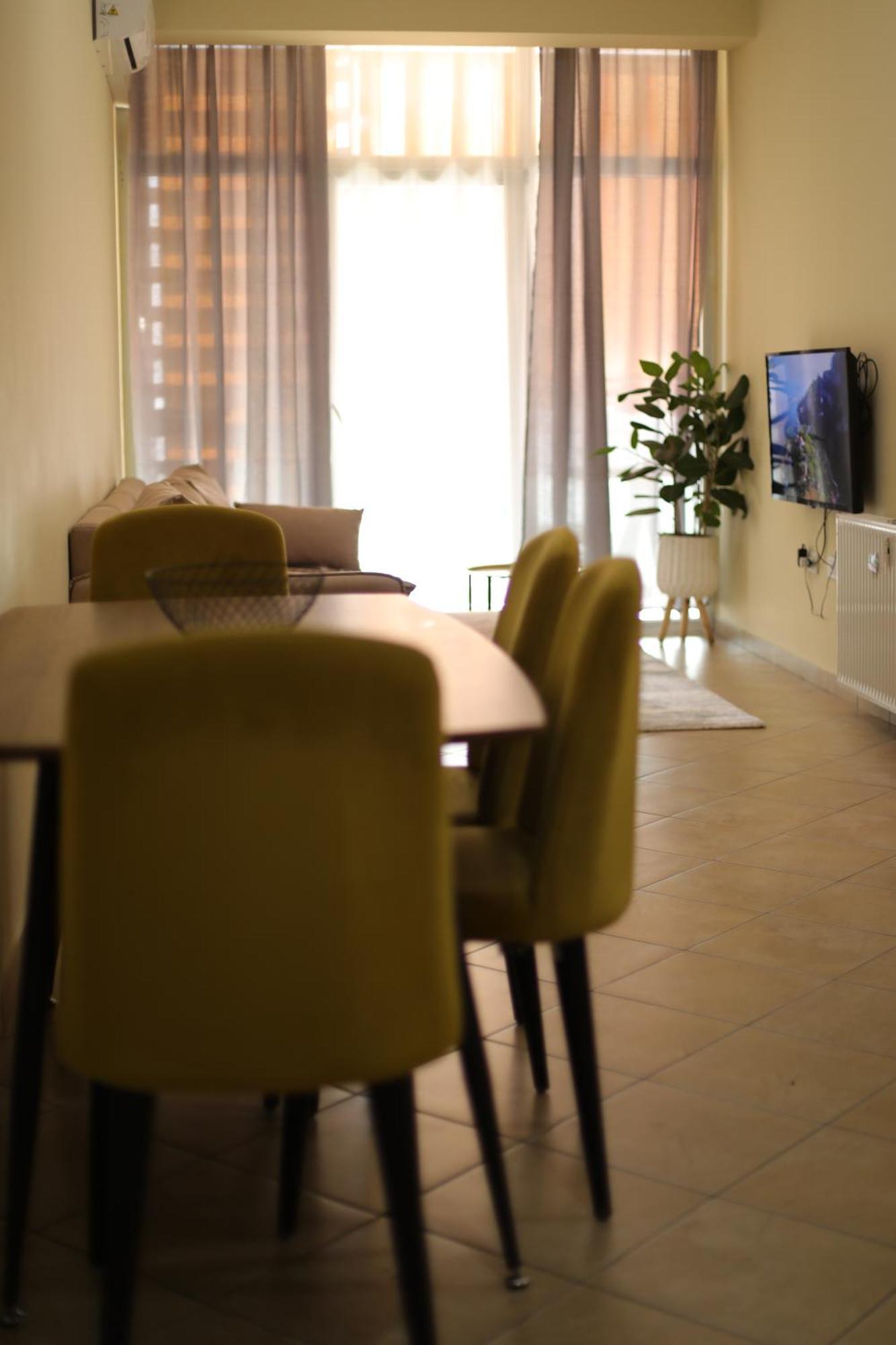 Pleasant Apartment With Free Dedicated Parking In Komuna E Parisit 티라나 외부 사진