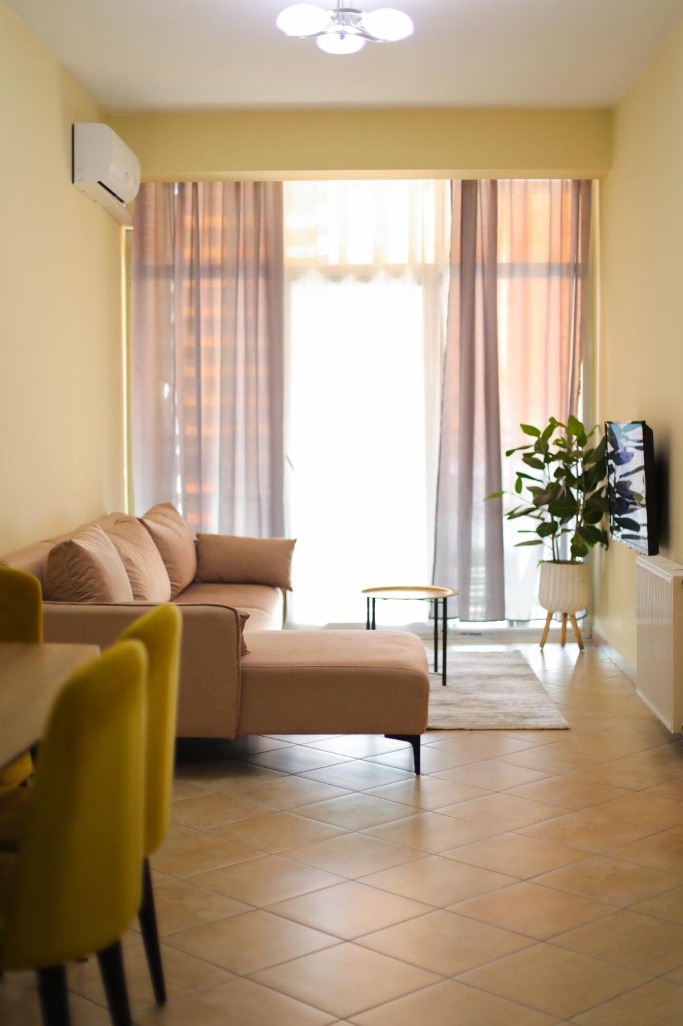 Pleasant Apartment With Free Dedicated Parking In Komuna E Parisit 티라나 외부 사진