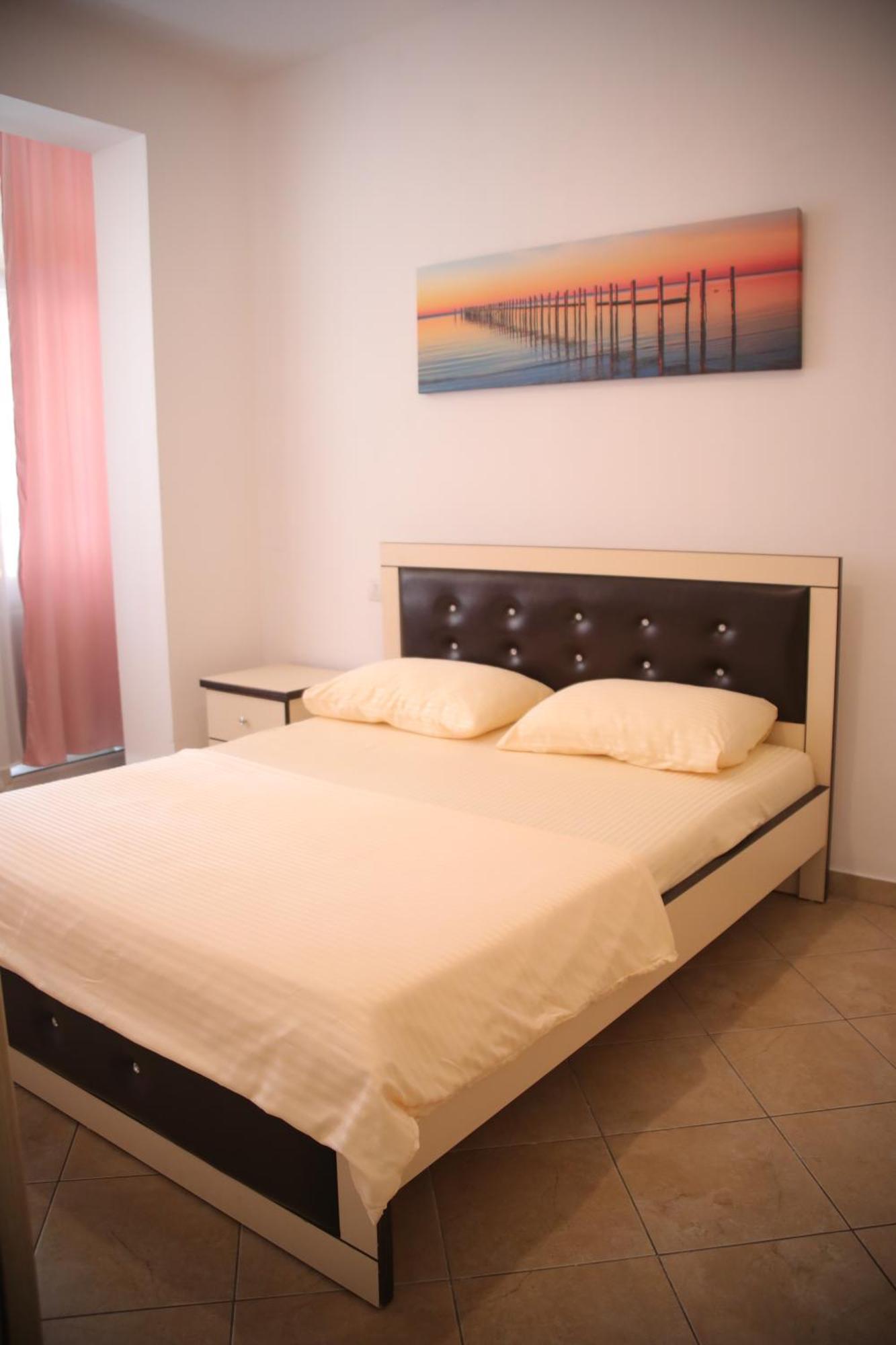 Pleasant Apartment With Free Dedicated Parking In Komuna E Parisit 티라나 외부 사진