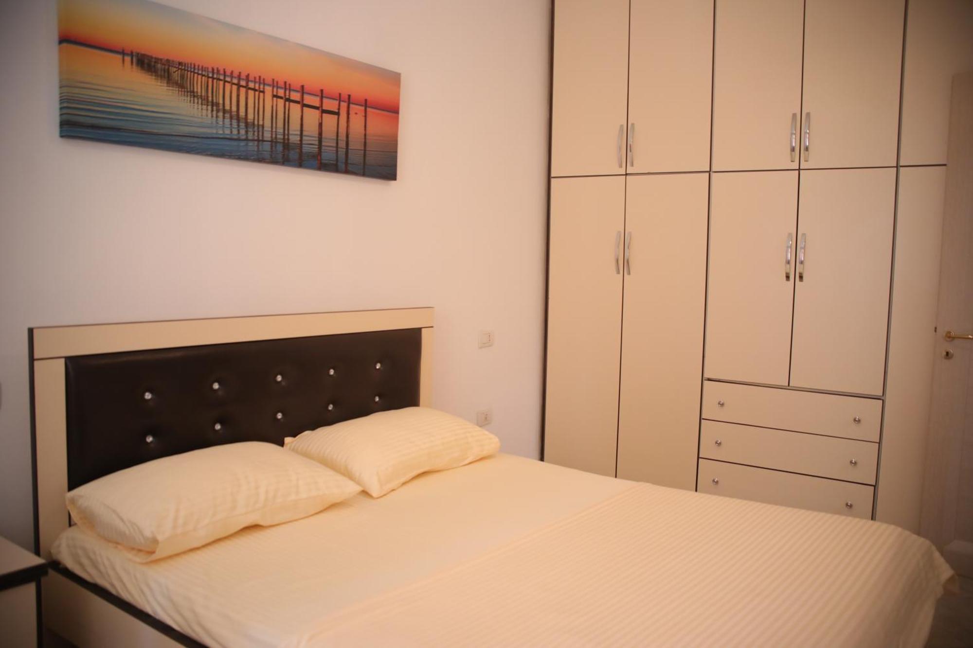 Pleasant Apartment With Free Dedicated Parking In Komuna E Parisit 티라나 외부 사진