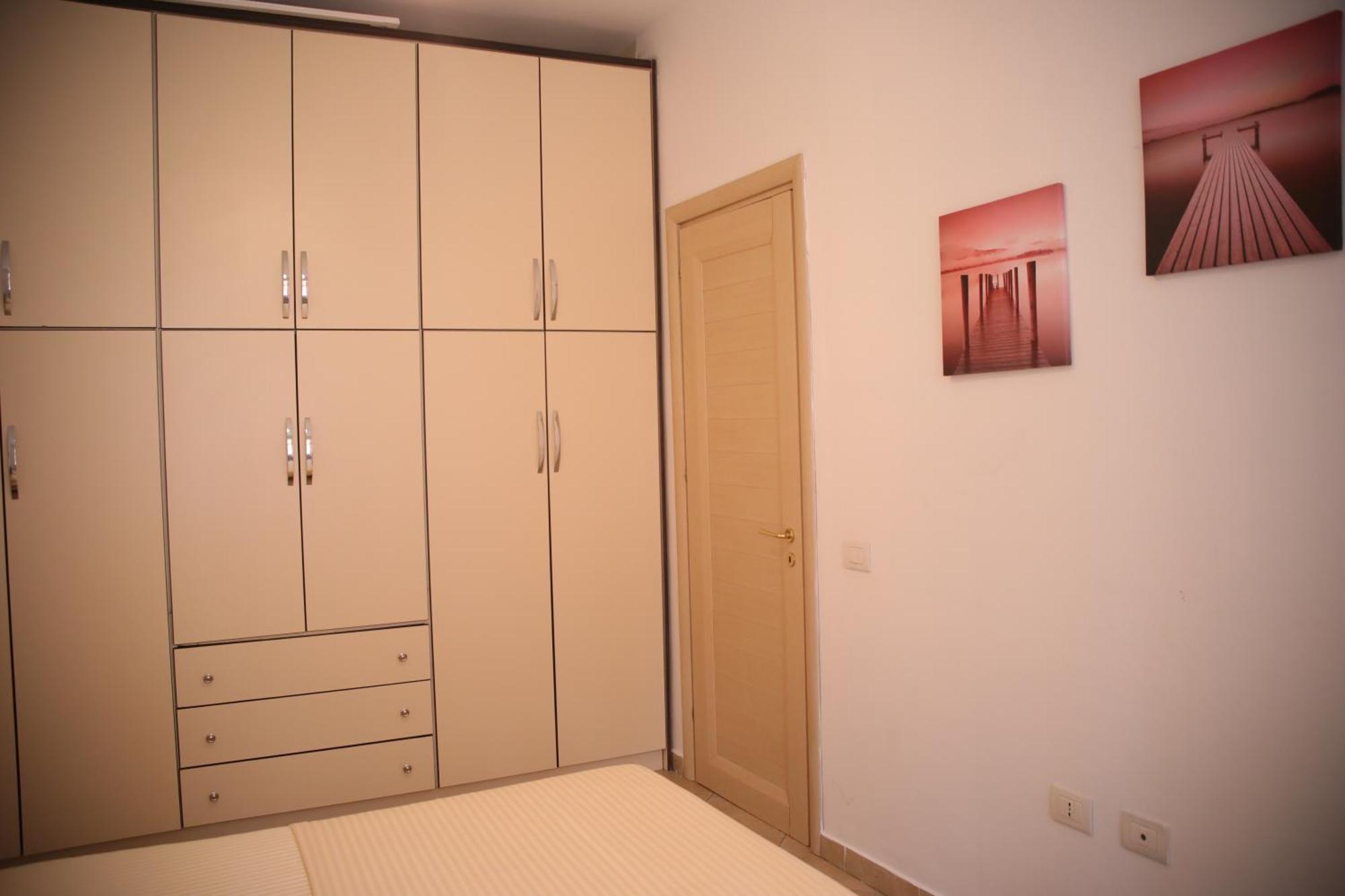 Pleasant Apartment With Free Dedicated Parking In Komuna E Parisit 티라나 외부 사진